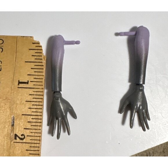 Monster High Left & Right Hands With Forearms Twyla Boogeyman Doll Replacement - Picture 2 of 3